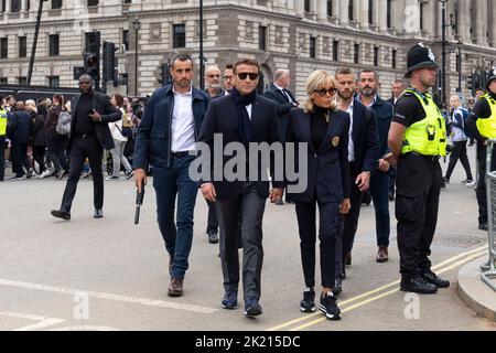 Les dirigeants du monde rendent hommage à la reine Elizabeth II à Westminster Hall cet après-midi. Photo : le président français Emmanuel Macron et la femme Brigitte Mac Banque D'Images