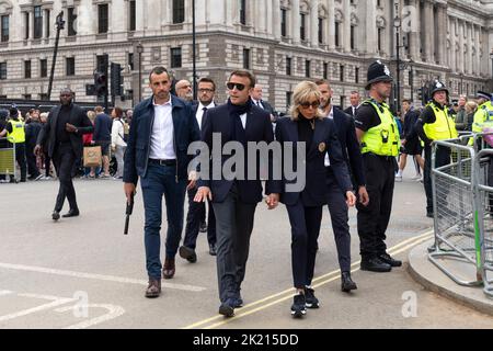 Les dirigeants du monde rendent hommage à la reine Elizabeth II à Westminster Hall cet après-midi. Photo : le président français Emmanuel Macron et la femme Brigitte Mac Banque D'Images