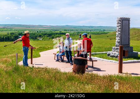 Guide et visiteurs indiens d'Amérique; monument national du champ de bataille de Little Bighorn; Montana; États-Unis Banque D'Images