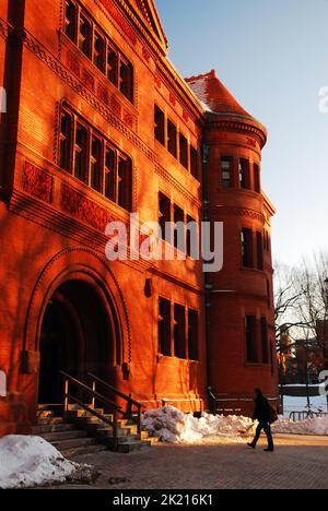 Un étudiant se dirige vers l'entrée de Sever Hall sur Harvard Yard lors d'une froide journée d'hiver sur le campus de l'université de Harvard à Cambridge Banque D'Images