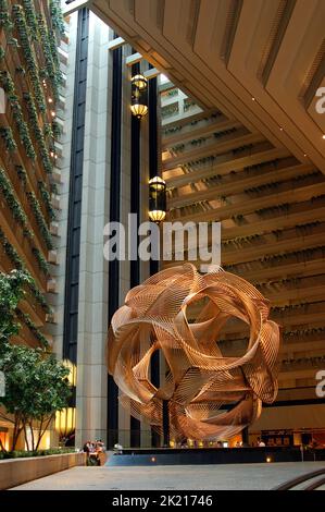 La sculpture Eclipse de Charles O Perry orne le hall de l'hôtel Hyatt de San Francisco Banque D'Images