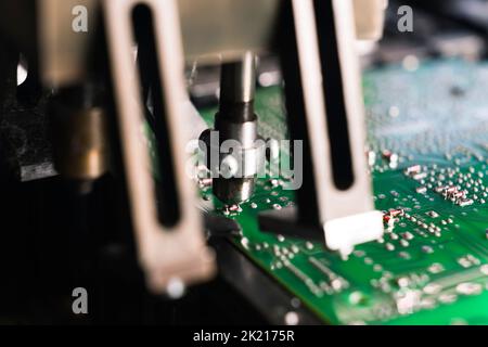 Gros plan en intérieur montrant le processus de création d'une carte de circuit imprimé moderne qui relie les composants montés en surface et les composants de la semelle intérieure. Photo de haute qualité Banque D'Images
