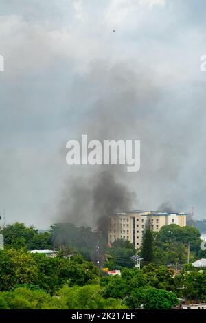 Les troubles civils se poursuivent à Port-au-Prince, en Haïti, la population se manifestant contre la pénurie de carburant et la hausse des prix en bloquant les rues avec des burni Banque D'Images