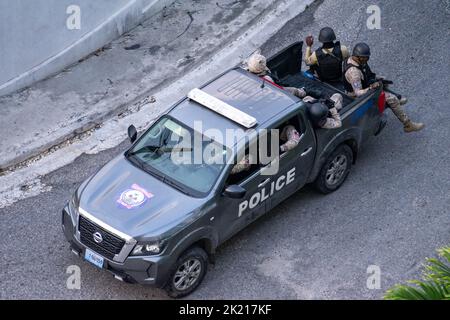 Un groupe de policiers haïtiens en plein engin tactique, s'est accumulé dans un pick-up noir de PNH, en route pour dégager les barricades et les manifestations de P Banque D'Images