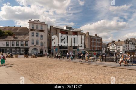 Plymouth, Devon, Angleterre, Royaume-Uni. 2022. Le quartier historique de Barbican anciens et nouveaux bâtiments dans la ville de Plymouth, Royaume-Uni Banque D'Images
