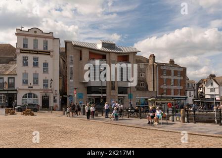 Plymouth, Devon, Angleterre, Royaume-Uni. 2022. Le quartier historique de Barbican anciens et nouveaux bâtiments dans la ville de Plymouth, Royaume-Uni Banque D'Images