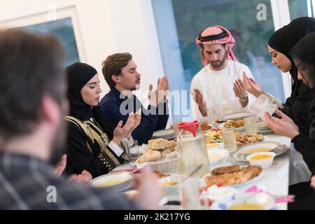 La famille musulmane faisant de l'iftar dua pour briser le jeûne pendant le Ramadan. Banque D'Images