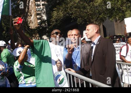 New York, États-Unis. 21st septembre 2022. (NOUVEAU) les Nigérians protestent et exigent la création de la nation Yoruba lors de l'AGNU 77 à New York. 20 septembre 2022, New York, Etats-Unis: Les Nigérians protestent et demandent la création de la nation Yoruba lors de l'Assemblée générale des Nations Unies de 77th à New York, lors de leur discours présidentiel‚ â„ â âs à l'AGNU 77 à New York. Ils veulent quitter le Nigeria et avoir leur propre nation Yoruba et montrer leur dégoût contre le gouvernement de Muhammadu Buhariâ‚ â„ âs. Ils chantaient et dansaient pour attirer l'attention d'autres manifestants, même celle des policiers. La soixante-dix-septième session du Banque D'Images