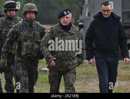 NOWA DEBA, POLOGNE. 21 septembre 2022. (Gauche-droite) le général de brigade Arkadiusz Szkutnik, commandant de la Division mécanisée de 18th, le général de division Maciej Jabłonski, inspecteur des forces terrestres, et Mateusz Morawiecki, Premier ministre de Pologne. Des soldats de Pologne, des États-Unis et de Grande-Bretagne participent à l'exercice militaire conjoint 'BEAR 22' (en polonais : NIEDZWIEDZ 22') à Podkarpacie, dans l'est de la Pologne. Les exercices dureront jusqu'à vendredi et visent à renforcer l'interopérabilité et la coopération avec les alliés. Crédit : ASWphoto/Alamy Live News Banque D'Images