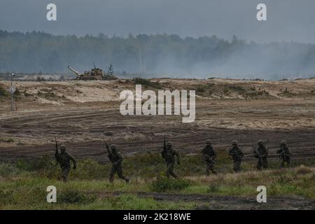 NOWA DEBA, POLOGNE. 21 septembre 2022. Des soldats de Pologne, des États-Unis et de Grande-Bretagne participent à l'exercice militaire conjoint 'BEAR 22' (en polonais : NIEDZWIEDZ 22') à Podkarpacie, dans l'est de la Pologne. Les exercices dureront jusqu'à vendredi et visent à renforcer l'interopérabilité et la coopération avec les alliés. Crédit : ASWphoto/Alamy Live News Banque D'Images