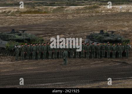 NOWA DEBA, POLOGNE. 21 septembre 2022. Des soldats de Pologne, des États-Unis et de Grande-Bretagne participent à l'exercice militaire conjoint 'BEAR 22' (en polonais : NIEDZWIEDZ 22') à Podkarpacie, dans l'est de la Pologne. Les exercices dureront jusqu'à vendredi et visent à renforcer l'interopérabilité et la coopération avec les alliés. Crédit : ASWphoto/Alamy Live News Banque D'Images