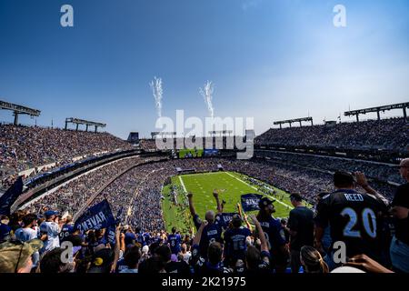 Les soldats et les aviateurs de la garde nationale du Maryland participent à la cérémonie de pré-match des Baltimore Ravens contre les Dolphins de Miami au stade M&T Bank à Baltimore, Maryland, le 18 septembre 2022. La cérémonie précédant le match comprenait des membres du service qui détenaient un grand drapeau américain à mi-champ pendant l'hymne national. (États-Unis Photo de la Garde nationale de l'armée par le Sgt. Tom Lamb) Banque D'Images