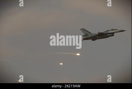 Un faucon de combat F-16 des forces armées jordaniennes laisse tomber des fusées sur un objectif pendant l'exercice Eager Lion 2022. Eager Lion 22 est un exercice multilatéral organisé par le Royaume hachémite de Jordanie, destiné à échanger des compétences militaires et à améliorer l'interopérabilité entre les pays partenaires. (É.-U. Photo de l'armée par la SPC. Claude Nelson) Banque D'Images