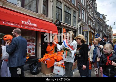 04-30-2013.la reine Beatrix abdiqua en 2013, et son fils, Willem-Alexander, monta sur le trône.le jour de la Reine devint le jour du Roi et est un jour férié national dans le Royaume des pays-Bas.aujourd'hui célébré le 27 avril (le 26 avril si le 27th est un dimanche), la date marque la naissance du roi Willem-Alexandre Banque D'Images