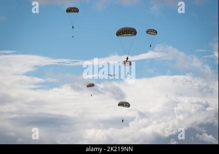 Des aviateurs affectés au groupe d'intervention en cas d'urgence 435th sortent d'un avion C-130J Super Hercules affecté au 37th Escadron de transport aérien lors de l'exercice Agile Wolf 22 à Koszalin, Pologne, le 14 septembre 2022. Onze aviateurs du GCR de 435th ont effectué une évaluation de l'insertion et du champ d'aviation des forces de suivi. (É.-U. Photo de la Force aérienne par Airman 1st classe Jared Lovett) Banque D'Images