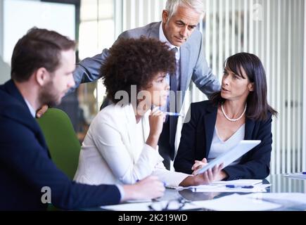 Travailler en équipe. Un groupe de collègues d'affaires se réunit dans la salle de réunion. Banque D'Images