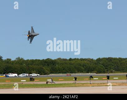 VIRGINIA BEACH, Virginie (sept. 17, 2022)- un F/A-18 Super Hornet vole pendant le spectacle aérien Oceana de la base aérienne navale (NAS) de 2022. Le thème du salon de l'air NAS Oceana était « Retour à la plage », car il y a deux ans depuis la dernière représentation. (É.-U. Photo de la marine par le spécialiste des communications de masse 3rd classe Stephen B. Sullins) Banque D'Images