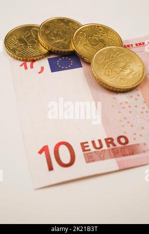 Gros plan de pièces en euros sur un billet de banque de 10 euros. Banque D'Images