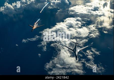 Océan Pacifique, États-Unis. 20 juin 2022. Océan Pacifique, États-Unis. 20 juin 2022. Deux bombardiers stratégiques furtifs B-1B de la Force aérienne des États-Unis, affectés au 34th Escadron de bombardement expéditionnaire, déploient des fusées éclairantes lors d'une mission de la Force opérationnelle de bombardement, 20 juin 2022, au-dessus de l'océan Pacifique. Banque D'Images