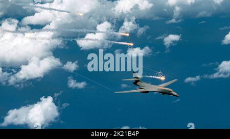 Océan Pacifique, États-Unis. 20 juin 2022. Océan Pacifique, États-Unis. 20 juin 2022. Un bombardier stratégique furtif B-1B de la Force aérienne des États-Unis, affecté au 34th Escadron de bombardement expéditionnaire, déploie des fusées éclairantes au cours d'une mission de la Force opérationnelle de bombardement, à 20 juin 2022, au-dessus de l'océan Pacifique. Banque D'Images