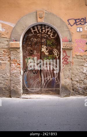 Porte couverte Graffiti dans le quartier universitaire de Bologne, Italie Banque D'Images