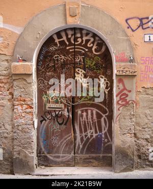 Porte couverte Graffiti dans le quartier universitaire de Bologne, Italie Banque D'Images