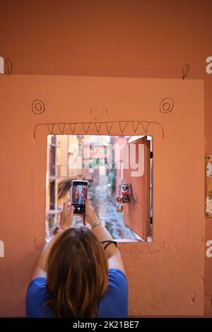 Femmes prenant photo avec téléphone à la Finestrella di via Piella Reno Canal Bologne Italie Banque D'Images