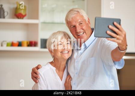 J'adore ce selfie. Un couple senior prend un selfie avec sa tablette Banque D'Images