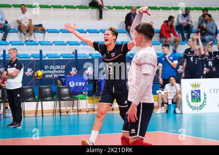 Montesilvano, Italie. 21st septembre 2022. Adrian Petruf (SVK) exults lors du Championnat européen de Volleyball CEV U20 2022 à Montesilvano (photo par Elena Vizoca/Pacific Press) Credit: Pacific Press Media production Corp./Alay Live News Banque D'Images