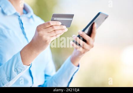 Carte de crédit, achats en ligne et téléphone avec femme pour le commerce électronique, la technologie financière et le paiement ou la banque en ligne. Finance, commerce de détail et sécurité avec Internet ou ap Banque D'Images