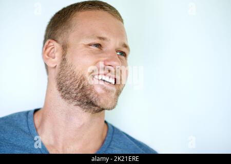 Le bonheur ne se déporte jamais du style. Studio photo d'un beau jeune homme posant sur un fond blanc Banque D'Images