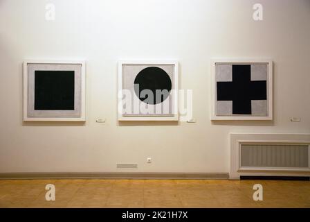 Kazimir Malevich, place Noire, cercle Noir, tableaux de la Croix Noire au Musée russe, Saint-Pétersbourg, 22 avril 2022 Banque D'Images