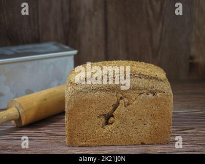 gros plan de pain maison avec ustensiles de boulangerie et fond en bois Banque D'Images