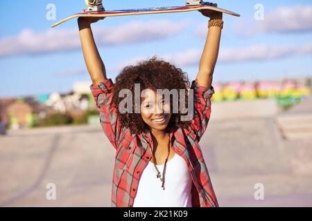 Le skateboard pour la victoire. Une jeune femme avec son skateboard dans un skatepark. Banque D'Images