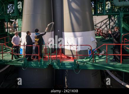 L'évêque orthodoxe russe Ignatii bénit la fusée Soyouz, le mardi 20 septembre 2022, sur le plateau de lancement du cosmodrome de Baïkonour au Kazakhstan. Expédition 68 l'astronaute Frank Rubio de la NASA, et les cosmonautes Sergey Prokopyev et Dmitri Petelin de Roscosmos, doivent se lancer à bord de leur vaisseau Soyouz MS-22 le 21 septembre 2022. Crédit obligatoire : Bill Ingalls/NASA via CNP/MediaPunch Banque D'Images