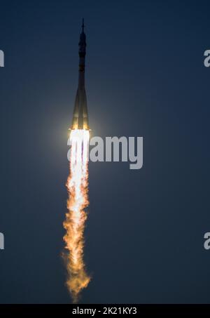 La fusée Soyouz MS-22 est lancée à la Station spatiale internationale avec l'astronaute de l'expédition 68 Frank Rubio de la NASA, et les cosmonautes Sergey Prokopyev et Dmitri Petelin de Roscosmos à bord, le mercredi 21 septembre 2022, du cosmodrome de Baikonour au Kazakhstan. Rubio, Prokopyev et Petelin passeront environ six mois sur le complexe orbital et retourneront sur Terre en mars 2023. Crédit obligatoire : Bill Ingalls/NASA via CNP/MediaPunch Banque D'Images