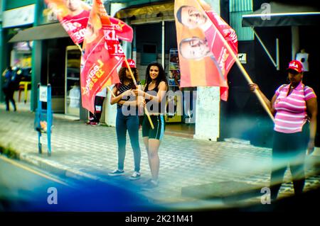 Votorantim, Brésil. 20th septembre 2022. Des câbles électoraux prennent les intersections en brandiant des drapeaux de propagande politique sur une avenue dans le centre de Votorantim, SP, ce mardi, 20 septembre. Credit: Márcio Pannunzio/FotoArena/Alay Live News Banque D'Images