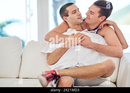 Le temps ensemble est bien passé. Un couple gay affectueux se détend ensemble à la maison. Banque D'Images