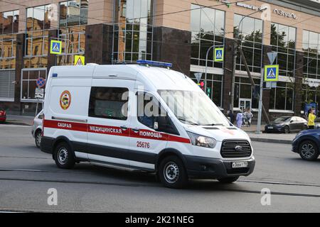 Une ambulance se déplace dans le centre de Saint-Pétersbourg après l'annonce d'une mobilisation partielle de la population. Le président russe Vladimir Poutine a annoncé une mobilisation partielle en Russie, le décret correspondant a déjà été signé. Le ministre de la Défense, Sergei Shoigu, a déclaré qu'il couvrira 300 mille personnes et qu'il commence sur 21 septembre. Le décret présidentiel dit que la mobilisation est effectuée conformément à la loi sur la formation et la mobilisation à la mobilisation dans la Fédération de Russie. Selon cette loi, les citoyens qui sont en réserve et qui n'ont pas le droit de d Banque D'Images