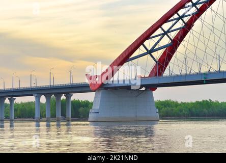 Pont d'arche sur l'OB. Pont automobile Bugrinsky le matin. Novosibirsk, Sibérie, Russie, 2022 Banque D'Images