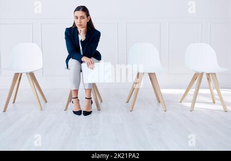 Portrait d'une femme d'affaires en attente d'une entrevue ou d'un candidat de stress assis seul. Triste ou nerveux entreprise professionnel de maintien CV dans la ligne pour j Banque D'Images