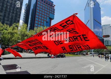 Mexico, Mexique. 20th septembre 2022. Des banderoles sont accrochées sur l'avenue Paseo de la Reforma. Les élèves des écoles rurales normales procèdent à un blocus sur l'avenue Paseo de la Reforma et l'avenue Insurgentes qui a duré plus de 24 heures pour demander le licenciement du conseil de l'école normale rurale 'Carmen Serdan' à Teteles, Puebla, prétendument dû à la privatisation de l'école et à l'expulsion de trois compagnes féminines. Crédit : SOPA Images Limited/Alamy Live News Banque D'Images