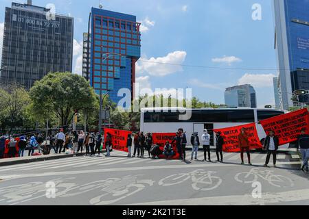 Mexico, Mexique. 20th septembre 2022. Les étudiants normalistes bloquent l'avenue Paseo de la Reforma. Les élèves des écoles rurales normales procèdent à un blocus sur l'avenue Paseo de la Reforma et l'avenue Insurgentes qui a duré plus de 24 heures pour demander le licenciement du conseil de l'école normale rurale 'Carmen Serdan' à Teteles, Puebla, prétendument dû à la privatisation de l'école et à l'expulsion de trois compagnes féminines. Crédit : SOPA Images Limited/Alamy Live News Banque D'Images