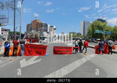 Mexico, Mexique. 20th septembre 2022. Les étudiants normalistes bloquent l'avenue Paseo de la Reforma. Les élèves des écoles rurales normales procèdent à un blocus sur l'avenue Paseo de la Reforma et l'avenue Insurgentes qui a duré plus de 24 heures pour demander le licenciement du conseil de l'école normale rurale 'Carmen Serdan' à Teteles, Puebla, prétendument dû à la privatisation de l'école et à l'expulsion de trois compagnes féminines. Crédit : SOPA Images Limited/Alamy Live News Banque D'Images