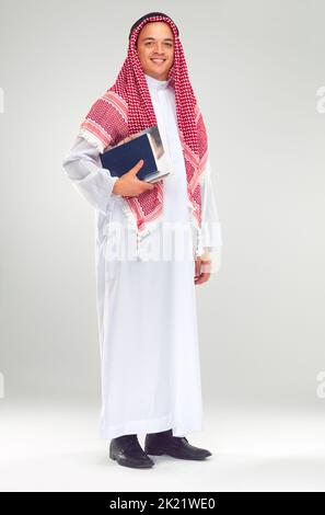 La tradition et l'éducation sont d'égale importance. Portrait studio d'un étudiant de sexe masculin moyen-oriental Banque D'Images