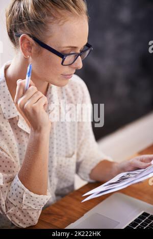 Le design des shes est à la fois élégant et élégant. Une photo courte d'une belle jeune femme travaillant à domicile Banque D'Images
