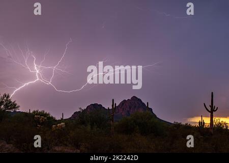 Sunset lightning over sonoran desert mountains Banque D'Images
