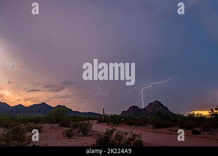 Sunset lightning over sonoran desert mountains Banque D'Images