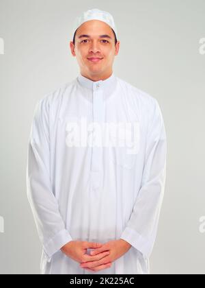 La tradition est importante pour moi. Studio portrait d'un jeune arabe. Banque D'Images