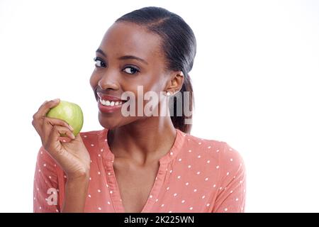 Garder ce médecin à l'écart. Portrait d'une jeune femme attrayante tenant une pomme Banque D'Images